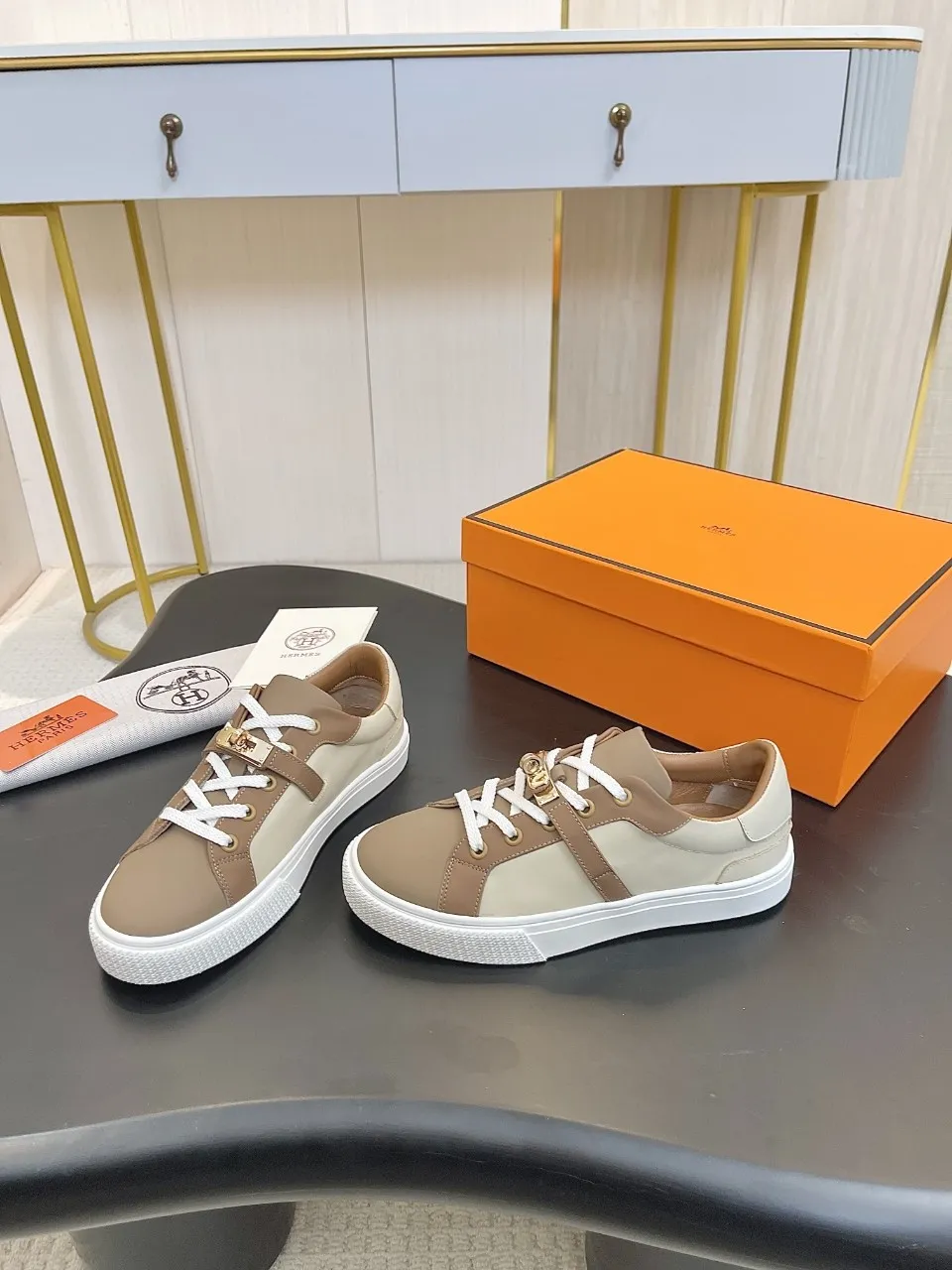 Men's Men's Shoes💰620❤️❤️❤️HERMES 2021 latest Kelly buckle white sneakers are online! The highest version on the market! Purchasing level quality! The H family rarely produces flat casual shoes, and they are styled with classic palladium-plated Kelly shoe buckles! Create a fashionable urban look that perfectly embodies the noble and elegant style of Hermès! Material selection: Fabric imported cowhide, lining + foot pads imported sheepskin, original molded TPU outsole, heavy gold molded kelly buckle full of texture Size: Female: 35-41 (41 is not returnable) Male: 39-45 (45 is not returnable)